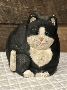 黒白猫のアンティーク置物4体セット James Haddonアメリカ木彫作家 James Haddon Folk Art Wood Carved Striped Lounging Cat Figurine
