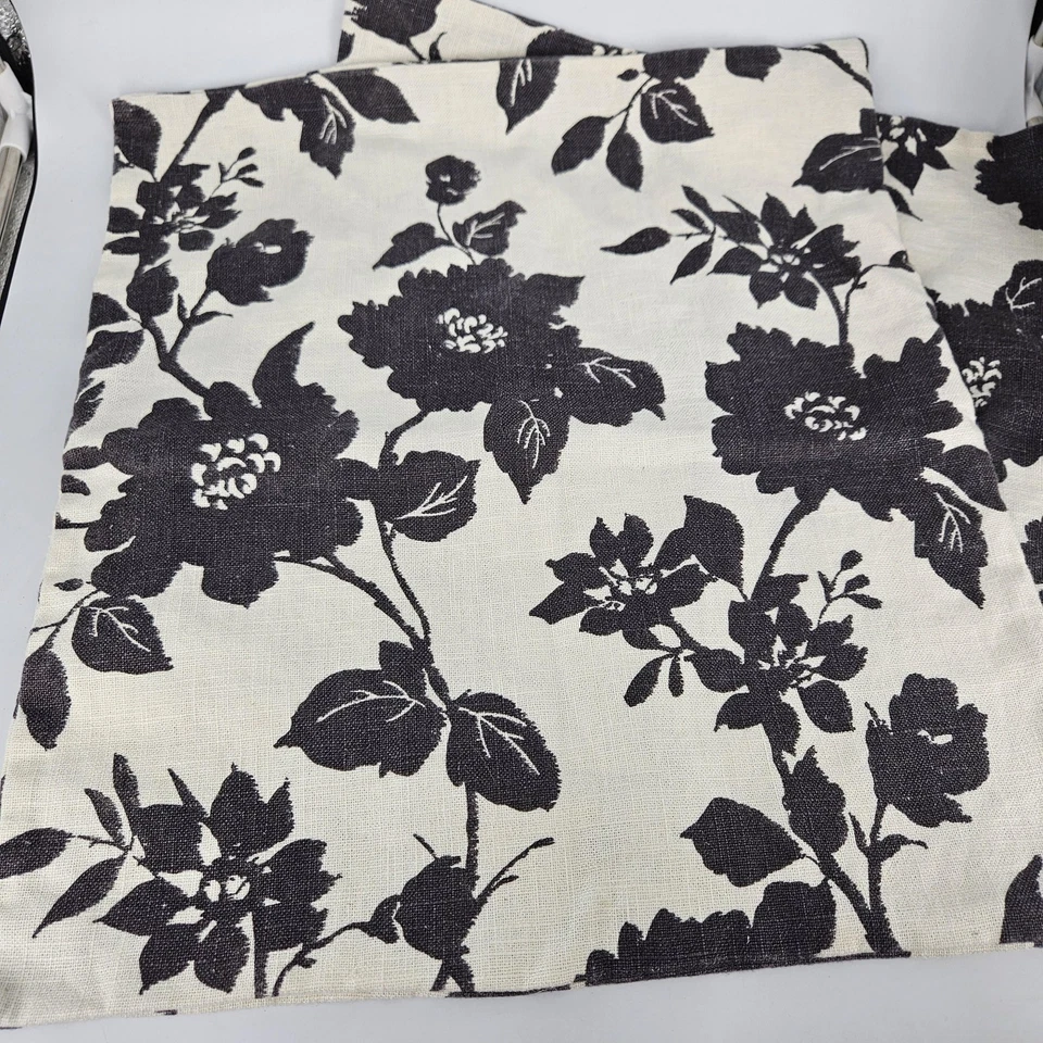 Набор наволочек IKEA SVÄRDKRISSLA 2 20x20 цветочный черный белый застежка на пуговицы - Изображение 2 из 4