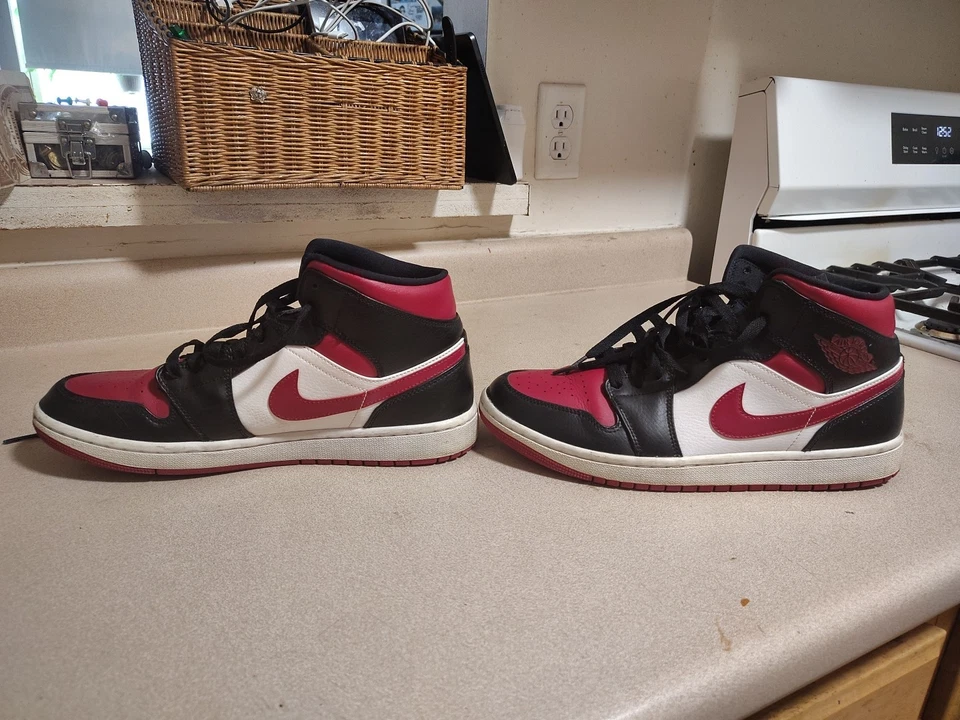 Nike Air Jordan 1 Talla Mediana 10.5 Noble Rojo/Negro/Blanco, Modelo 554724-066 Foto 3 de 4