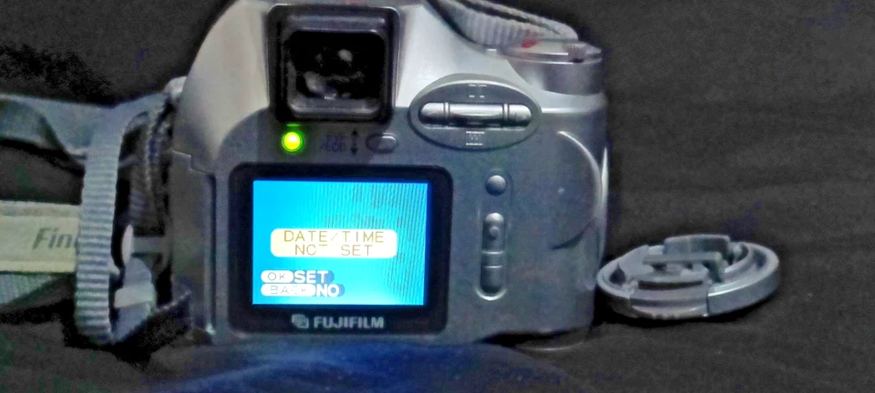 FUJIFILM FINEPIX 2800 ZOOM Digital Camera VGC -Silver - Image 2 of 4