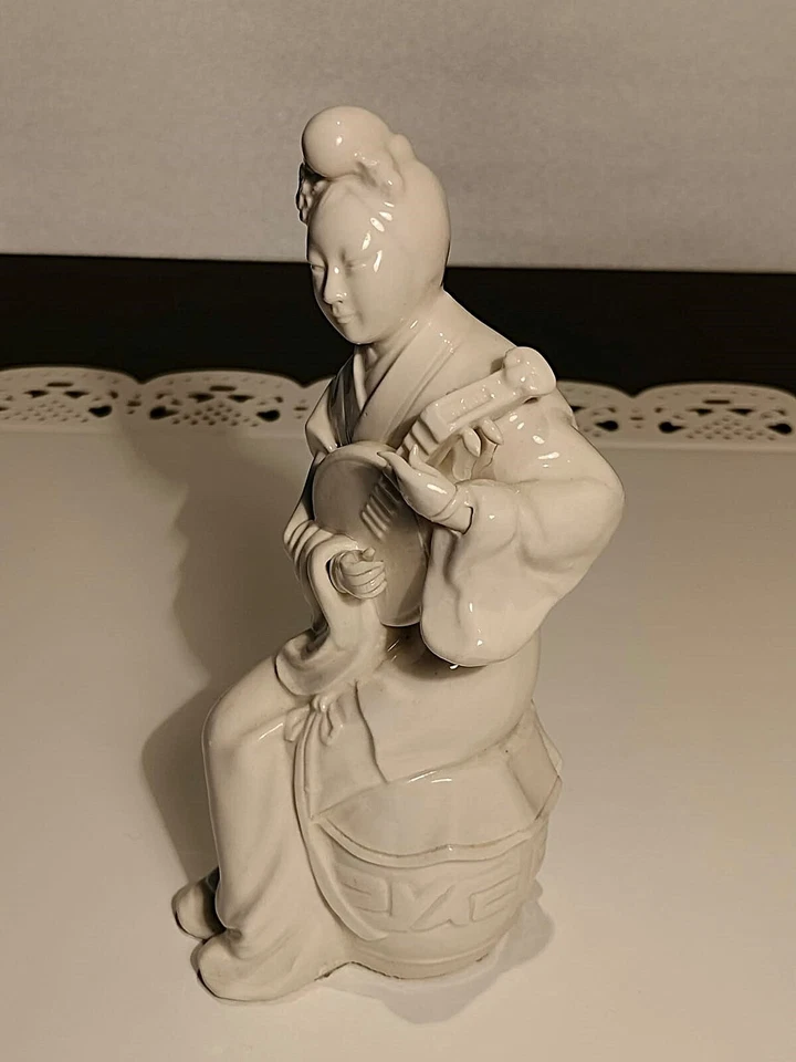 Statuina in ceramica bianca Donna giapponese che suona strumento - Immagine 2 di 4