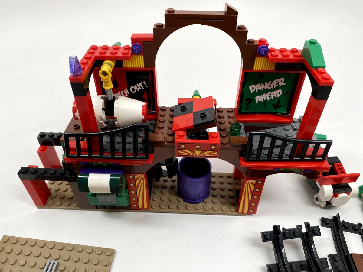 Lego DC Comics 6857 Superheroes Funhouse Escape Joker - Incomplete