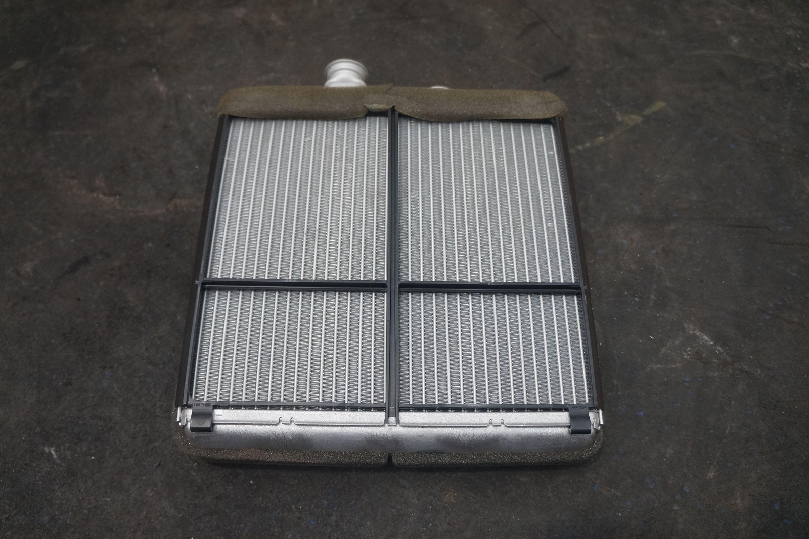 Engine Intercooler Auxiliary Radiator Oil Cooler 306598 Aston Martin Vantage 19
