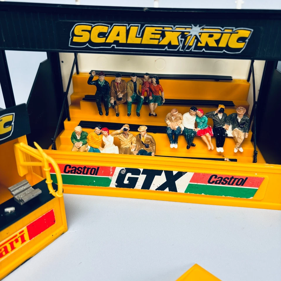 FIGURAS X2 FIGURAS VINTAGE SCALEXTRIC C705 TRIBUNA X2 C703 Y C639 PIT STOP EDIFICIOS - Imagen 4 de 4