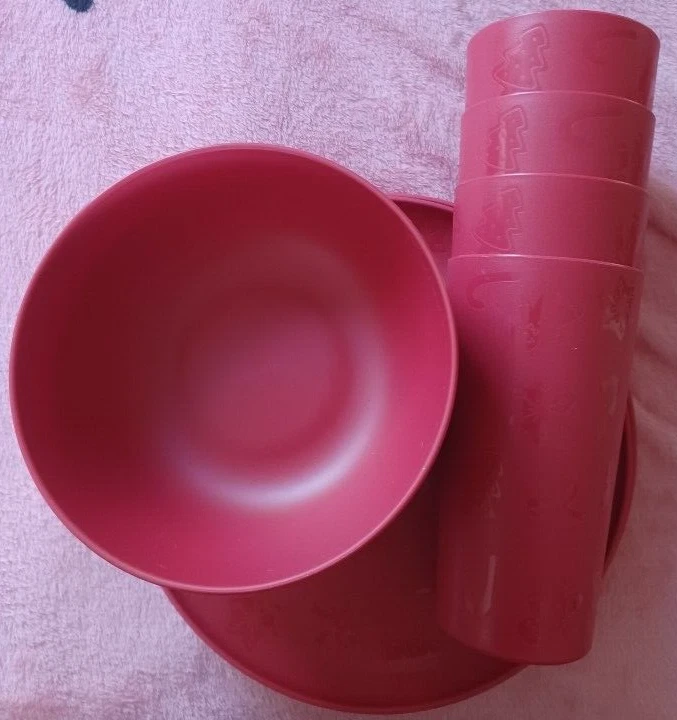 12 platos de cena de plástico Mainstays, cuencos de cereales y vasos grabados rojo festivo Foto 2 de 4