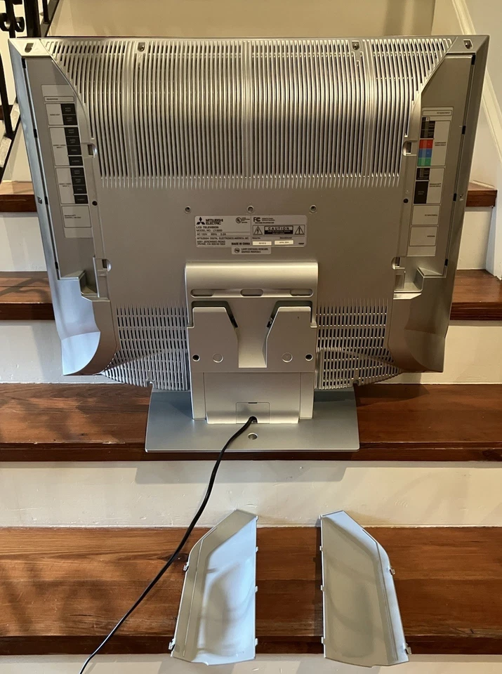 Vintage Mitsubishi 30” LCD Flat Panel TV 4:3 Retro Gaming Silver Y2k 2004 - Image 3 of 4