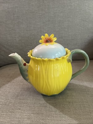 SORELLE SUNFLOWER TEAPOT WITH LADYBUG - FINE PORCELAIN - 7''H X 8 3/4''W - UNUSED