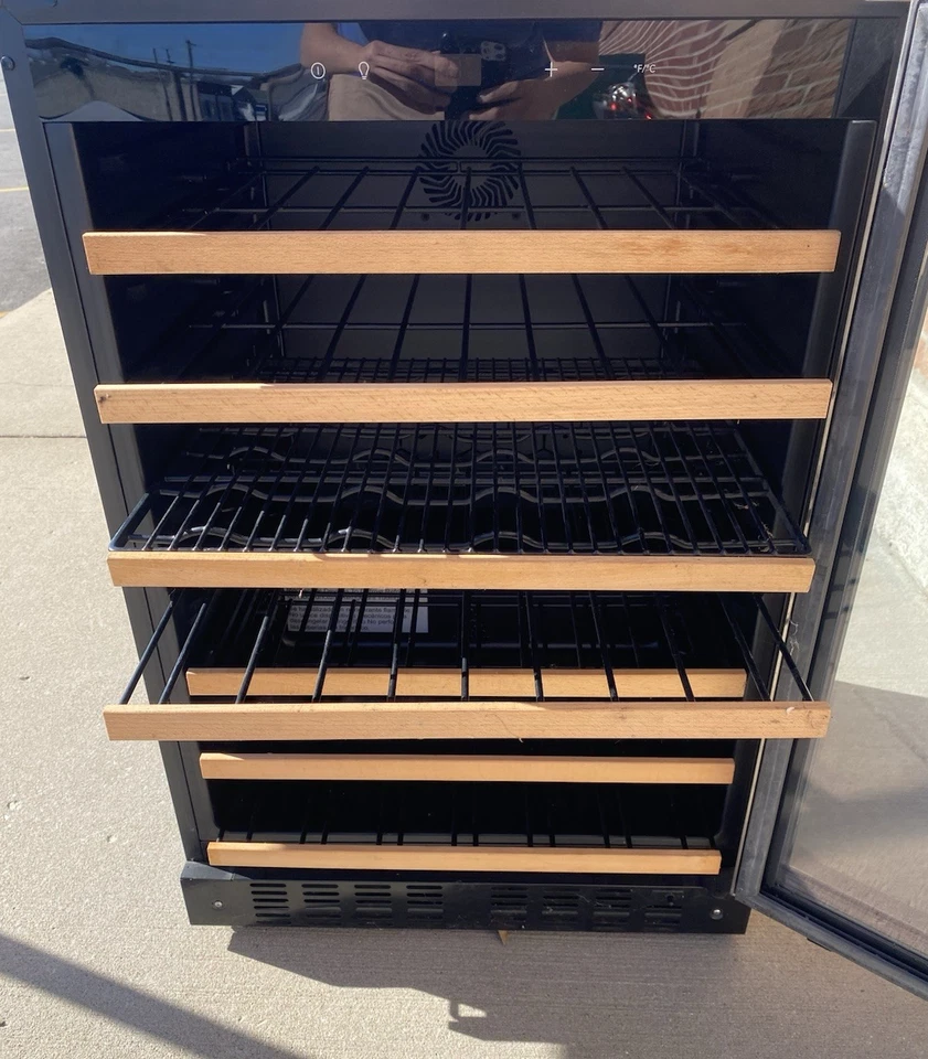 Enfriador de vino de 52 botellas Frigidaire Gallery FGWC52L3TS Foto 3 de 4