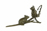Eine Bronzeskulptur Von Zwei MäUsen Auf Einem Ast Replikat Retro Design Dekorati