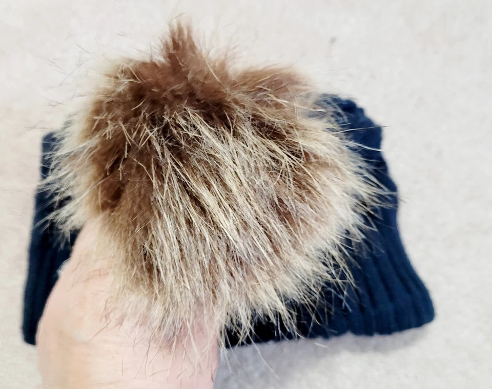 Gorro tejido cable con piel sintética Pom Scala marca Foto 4 de 4