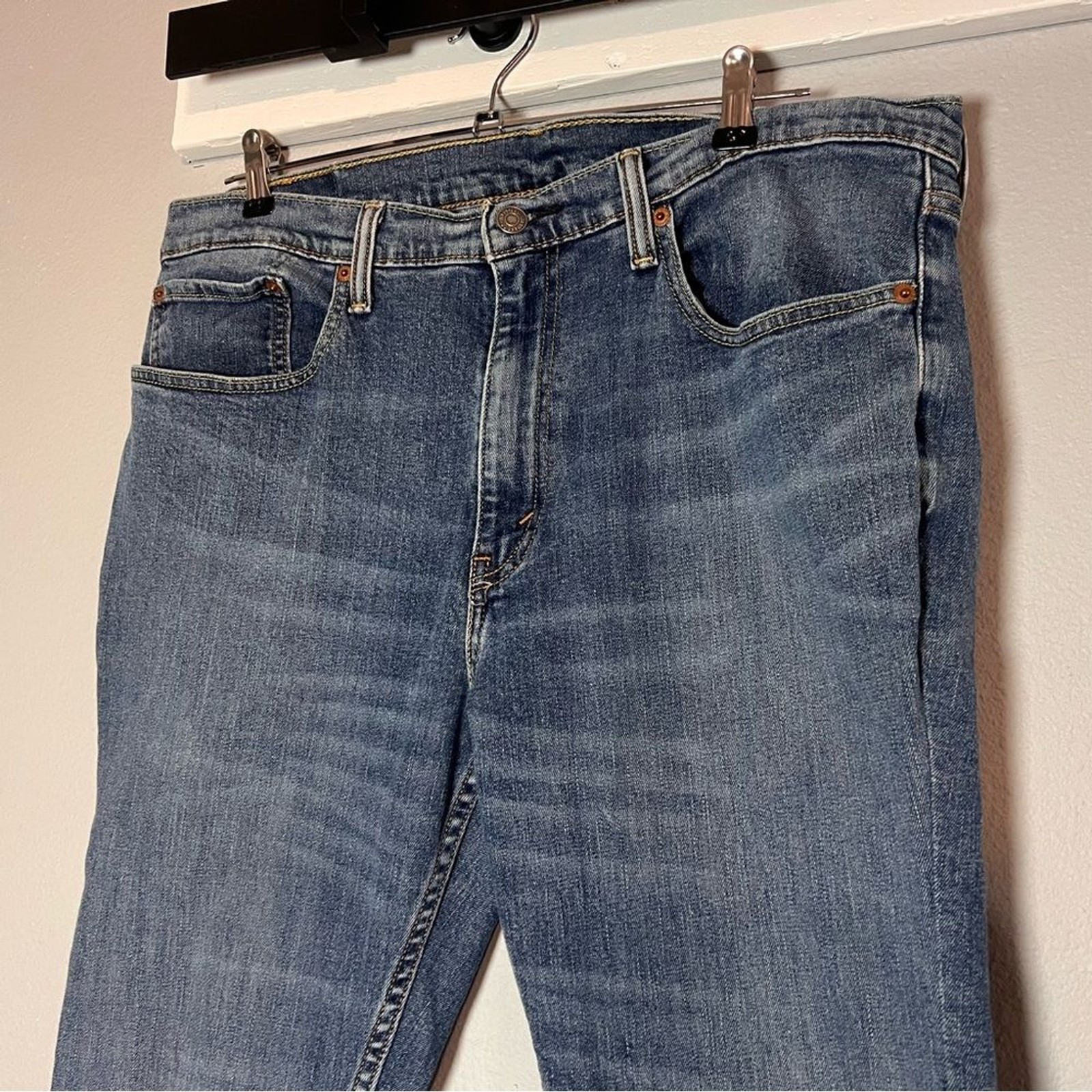 Levi's 559 Men's Relaxed Straight Fit Jeans Size 36x32 Medium Wash Whiskering thumbnail 2