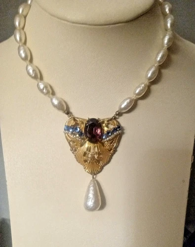 Vintage Miriam Haskell Gold Tone, Faux Pearl, Glass Necklace/Pendant. 16" Pen: 2