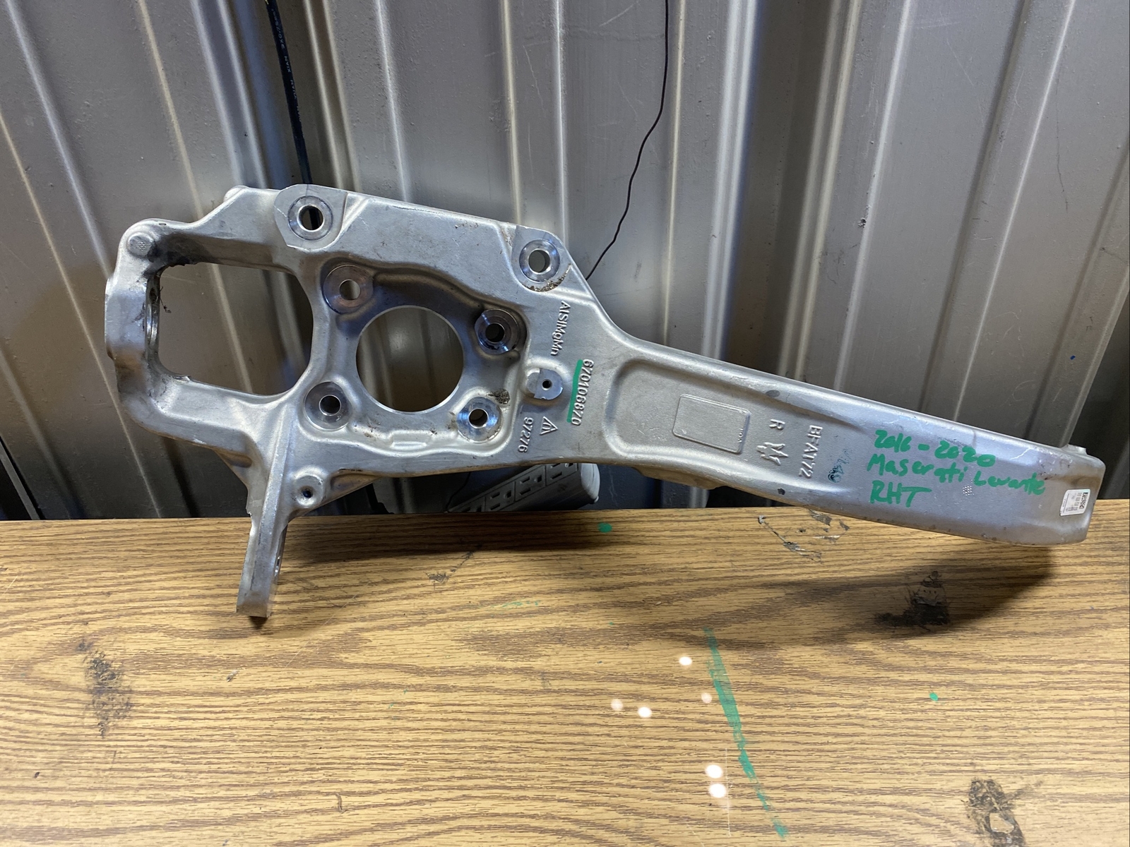 2016 - 2020 MASERATI LEVANTE FRONT RIGHT SPINDLE KNUCKLE BEARING OEM