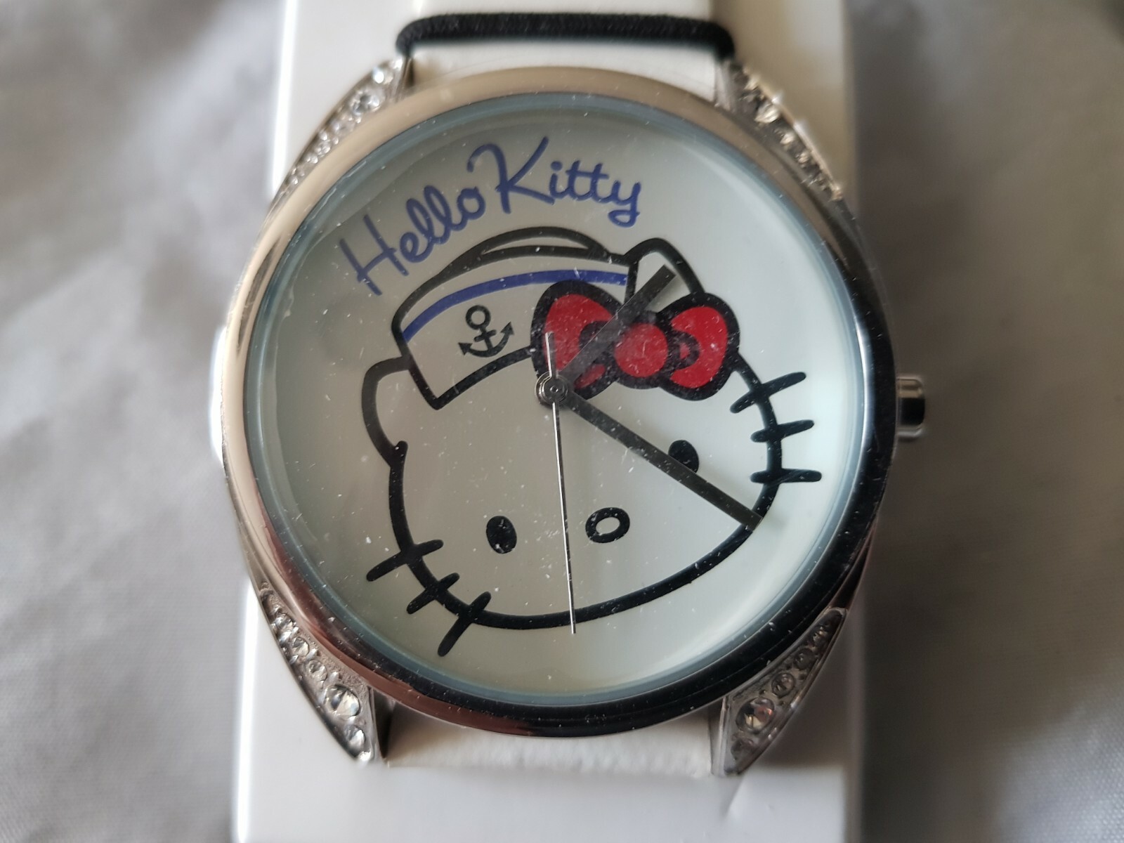 Montre blanche Hello Kitty Marin Avon avec cadran quartz précis