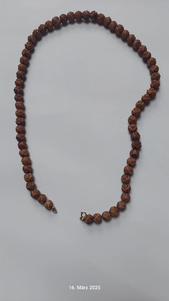 Halskette mit geschnitzten Kugeln (Material unbekannt)