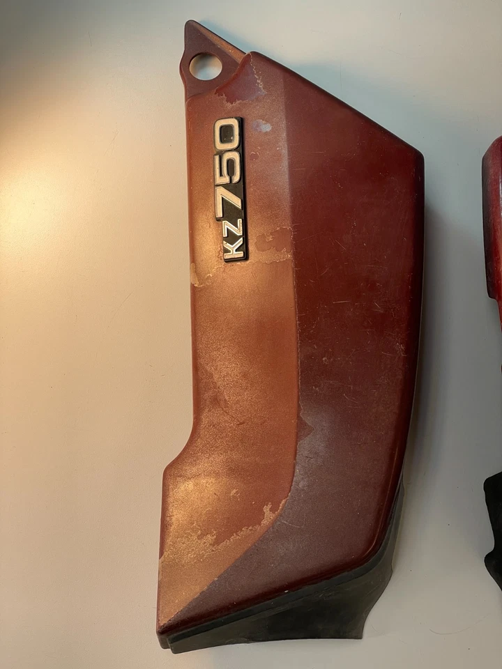 Kawasaki KZ750 1976 cubiertas laterales izquierda derecha Foto 2 de 4
