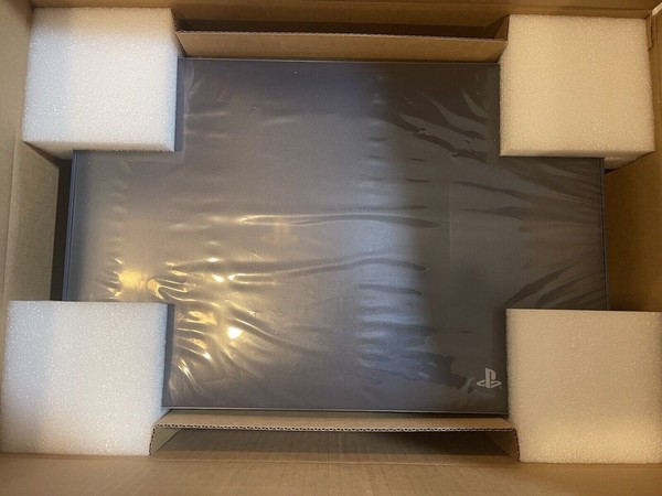 PS4 PRO 500 Million Limited Edition New Sealed