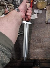 Espada daga de caza Full Tang de acero forjada a mano J2 hoja acanalada en sangre