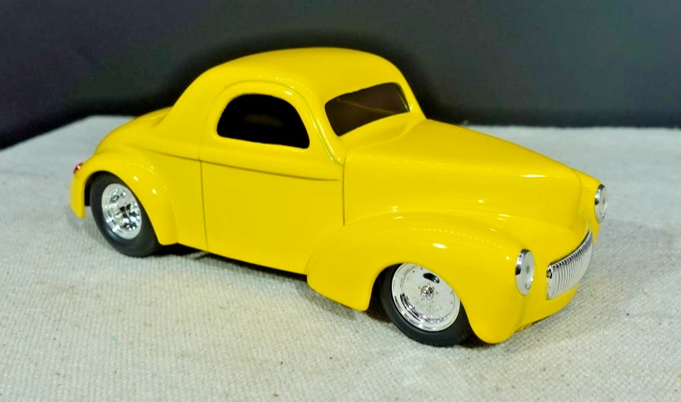 Banco de monedas Willys Liberty Classics 1941 con llave 1/24 Foto 2 de 4