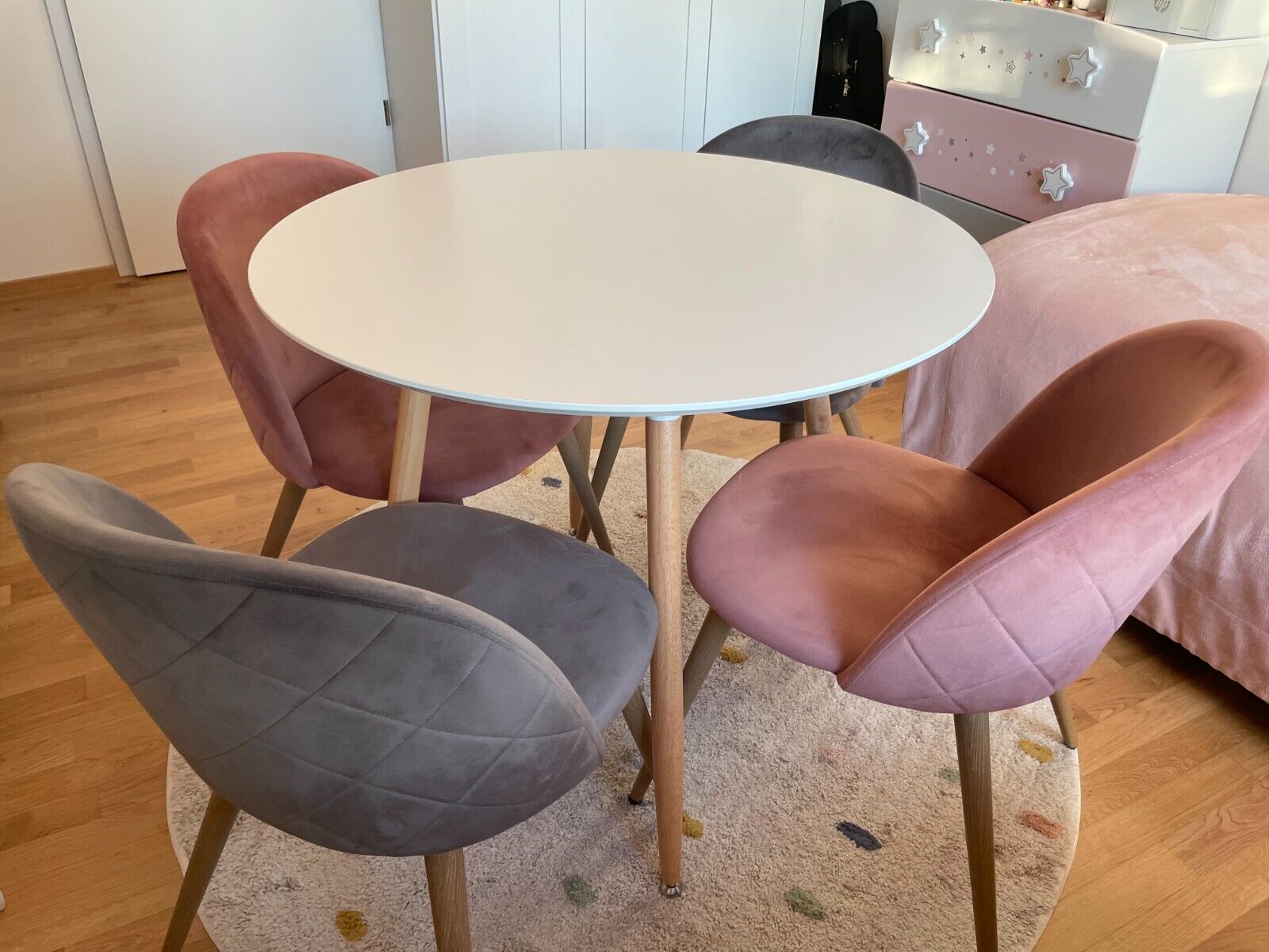 Ein Runder Esstisch (Holz, weiß) und 4 Coavas Esszimmerstühle (2 Grau - 2 Rosa)