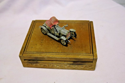 VINTAGE LESNEY YESTERYEAR DRUCKGUSS OLDTIMER MONTIERT AUF HOLZ ZIGARETTENSCHACHTEL 110