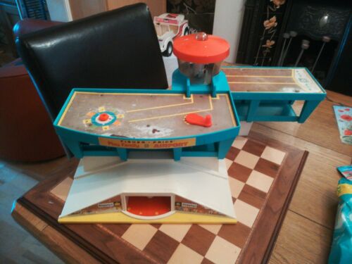 Vintage 1970s Fisher Price Little People Play Family Airport 35 x 26 x 34cm - Picture 2 of 9