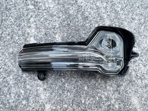 OEM Ford Mach-E TURN SIGNAL LENS RIGHT 262230494 mirror TURN INDICATOR 26922874