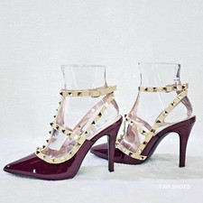 Zapatos de tacón alto de aguja con tachuelas de charol rojo borgoña enjaulado
