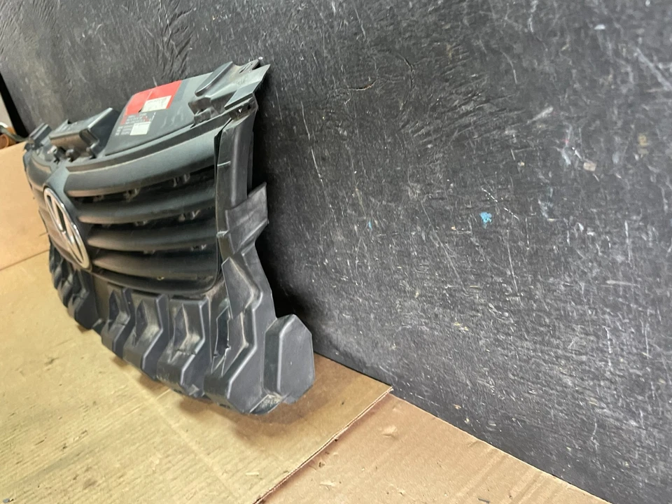 1996 to 2000 Volkswagen Passat Front Grill Grille J4118 - Image 2 of 4