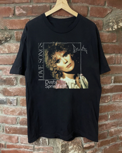 Dusty Springfield – Love Songs Album Gift For Fan T-shirt - Afbeelding 1 van 3