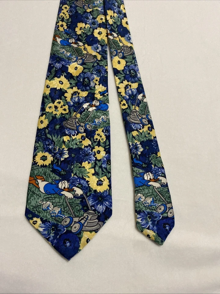 Corbata de seda del Pato Donald de The Disney Store. Cortacésped Donald. Hecho en Italia Foto 2 de 4