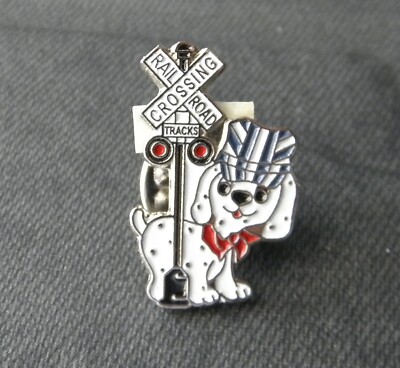RAILWAY SIGNAL RAILROAD CROSSING DOG TRAIN LAPEL PIN 7/8 INCH LOCOMOTIVE