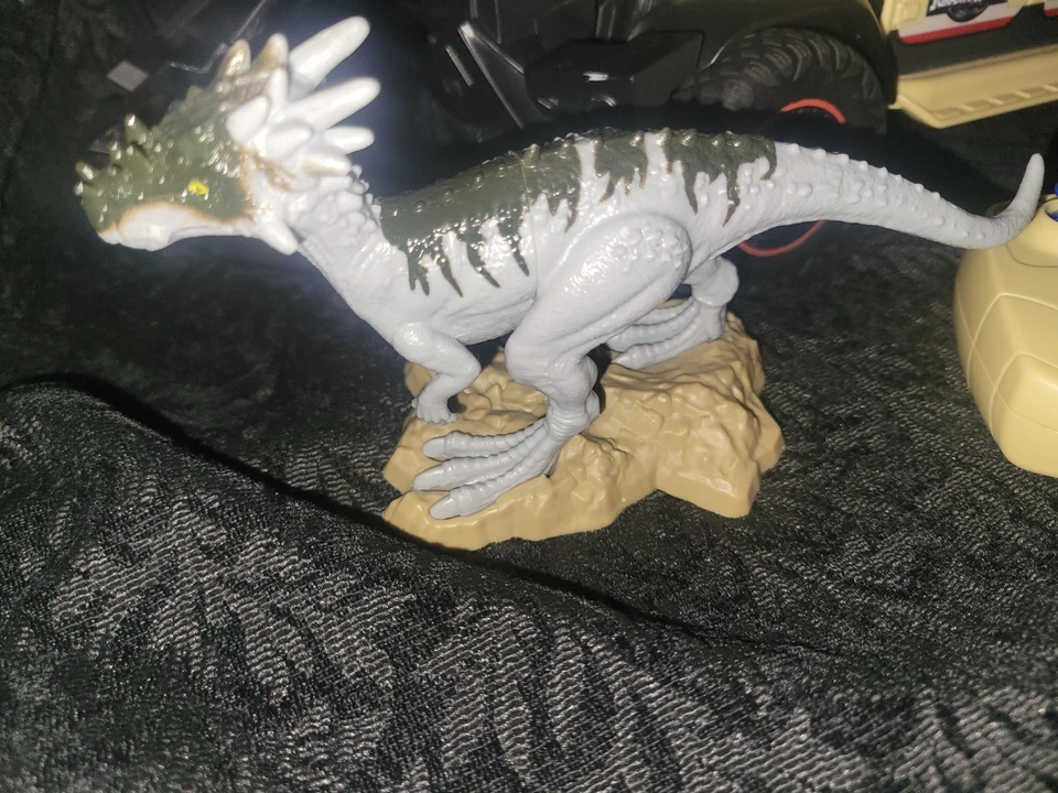 Hot Wheels Jurassic World Dominion R/C Jeep Gladiator Remote Control Vehicle RC - Image 2 of 4