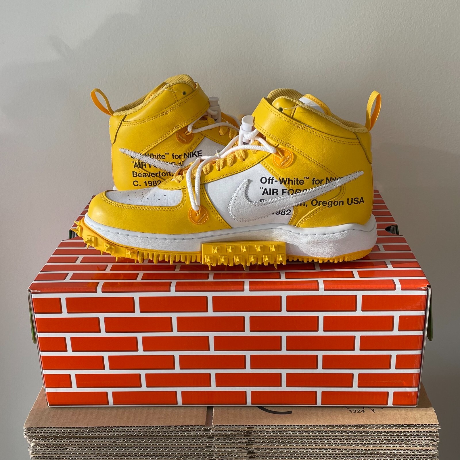 OFF WHITE X NIKE Nike Air Force 1 Mid SP x Off White™ "Varsity Maize". 44.5 (FR) 10.5 (MN US).