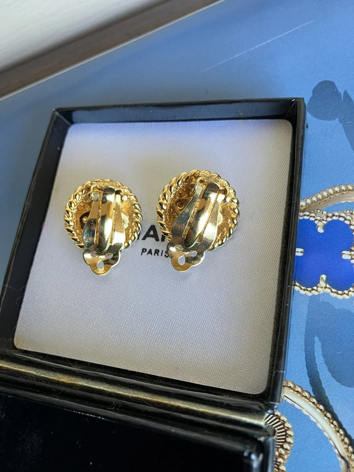 Authentic Chanel gold-plated feather motif pearl clip-on earrings - Image 3 of 4