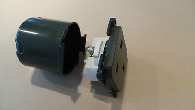 CBE/C-LINE RUNDE RÜCKWANDKASTENABDECKUNG FÜR 240 VOLT STECKDOSEN CARAVAN/WOHNMOBIL/BOOT