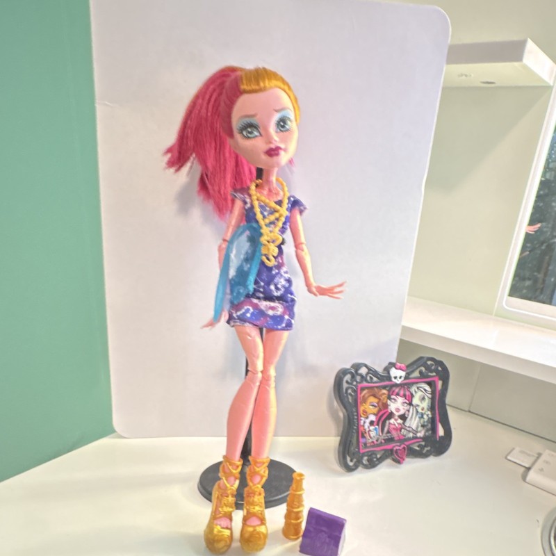 Monster High G1 Freaky Field Trip Gigi Grant- complete but broken right leg