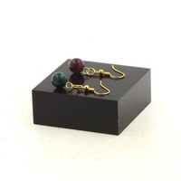 Mineralien Und Edelsteine. Ohrringe Mit Einer Tigerauge-Perle Multicolor