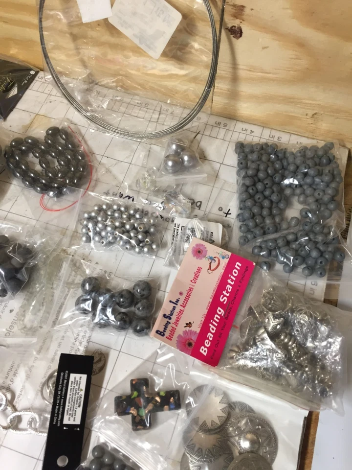 Lote de 2 lb 13 oz cuentas sueltas piedra gris metal pulido vidrio colgantes acrílico donut Foto 4 de 4