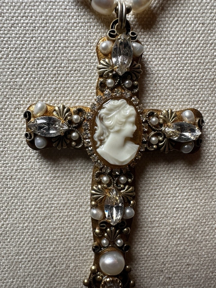 Collar Cruz Camafeo Michal Golán Foto 3 de 4