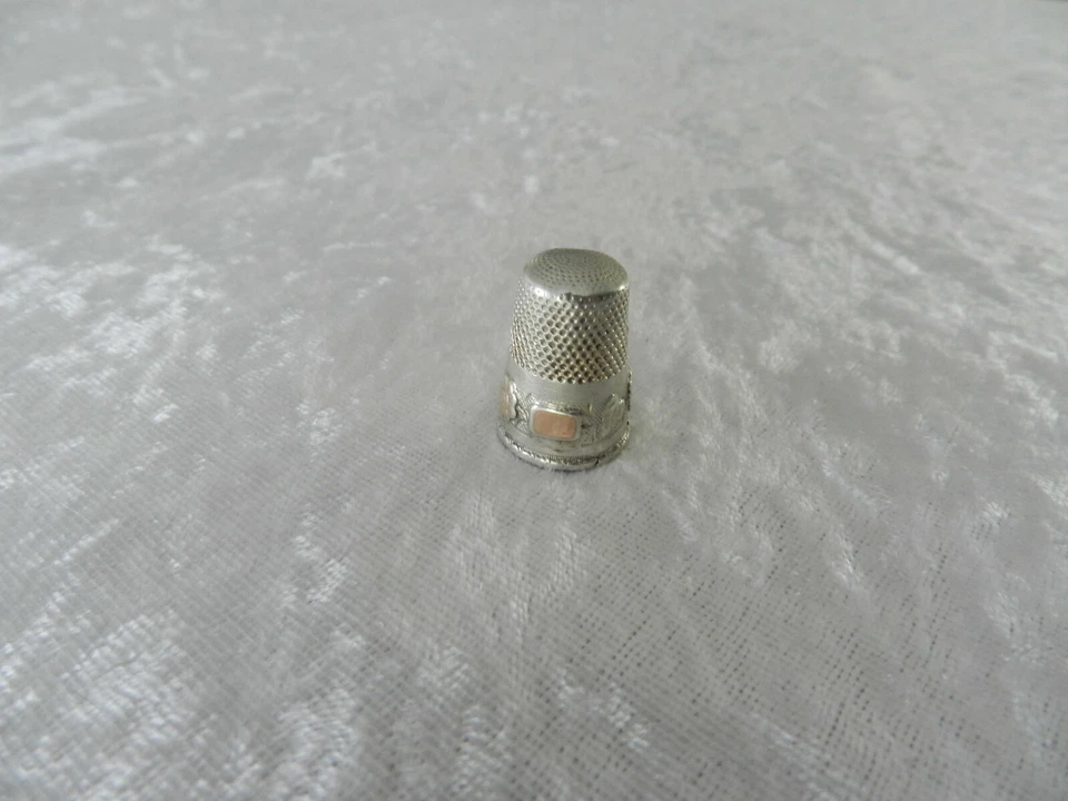 Ancien dé à coudre en argent massif et or / vermeil à décor d'une frise floral - Photo 2/4