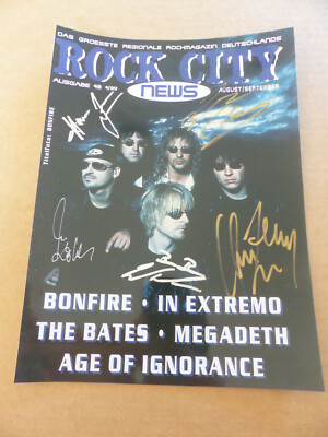BONFIRE signed Autogramm signiert auf 20x27,5 cm Foto 