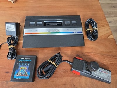  ATARI 2600 Konsole mit Original Controller Ori. Kabel und 1 Spiel 100% Ok