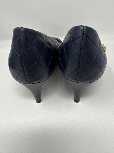CHANEL NAVY/BLACK QUILTED CALFSKIN LEATHER CLASSIC PUMPS WITH PEARL DESIGN 38.5 - Picture 5 of 20