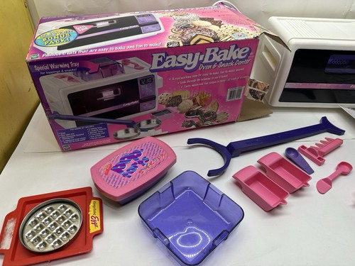 Horno y centro de aperitivos Easy Bake 1997 Hasbro de colección años 90 con caja y accesorios - Imagen 2 de 10