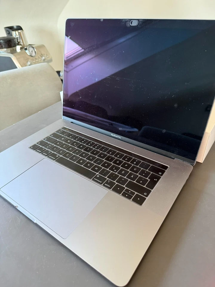 Apple MacBook Pro 15" · i7 8th gen 4.1 GHz · 16GB · 256GB, Foto 1 von 4