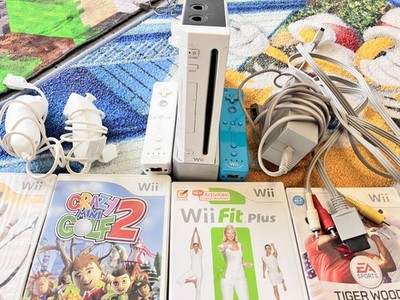 New Nintendo Wii Bundle with 2 Remotes, 2 nunchucks&4 Games&motion sensor