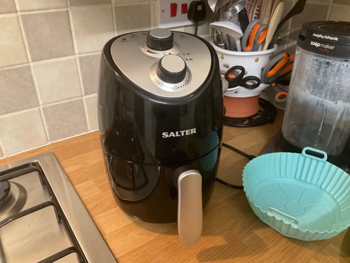 Space-Saving Air Fryer - 200°C Adjustable Temp & Removable Rack for Quick Meals - Picture 5 of 12