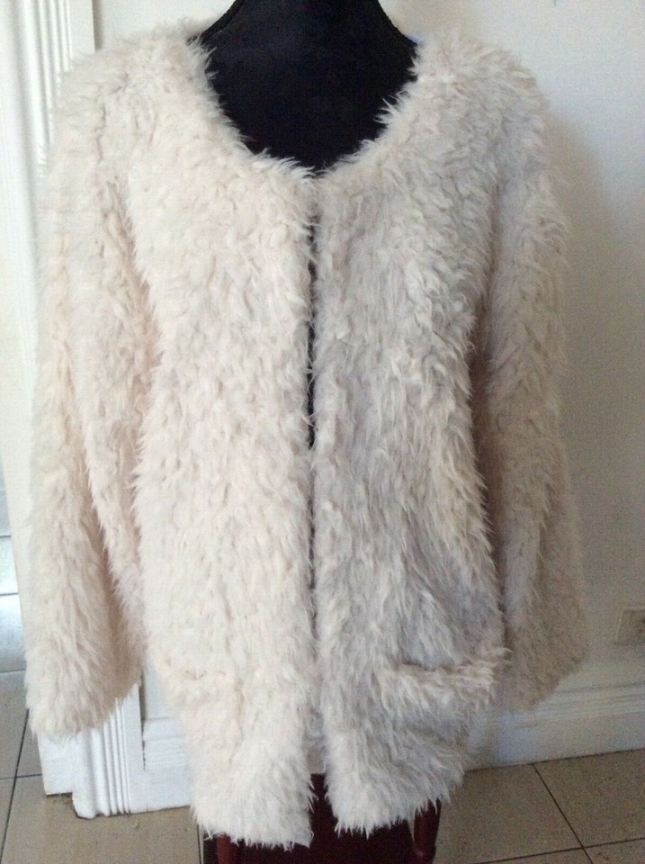 Never worn Pink Diamond cream fluffy faux fur coat. Size L fit 14 16