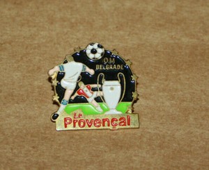 Badge En Bois Avec Drapeau Serbie En Forme De Coeur Dans Une Main De L'homme. Photo stock